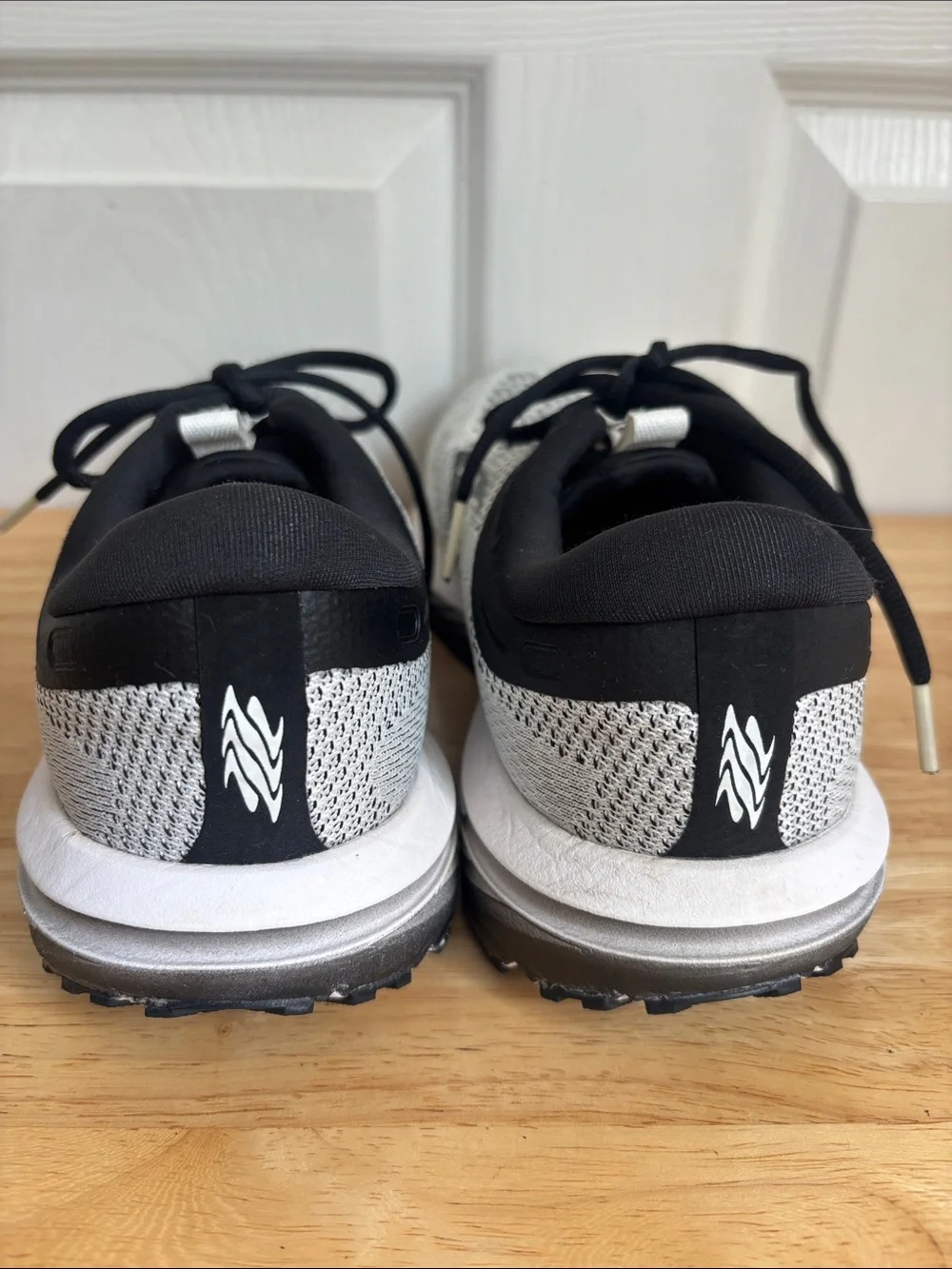 Brooks Men's Running Shoes White and Black Knit Size 9.5 athletic gym exercise